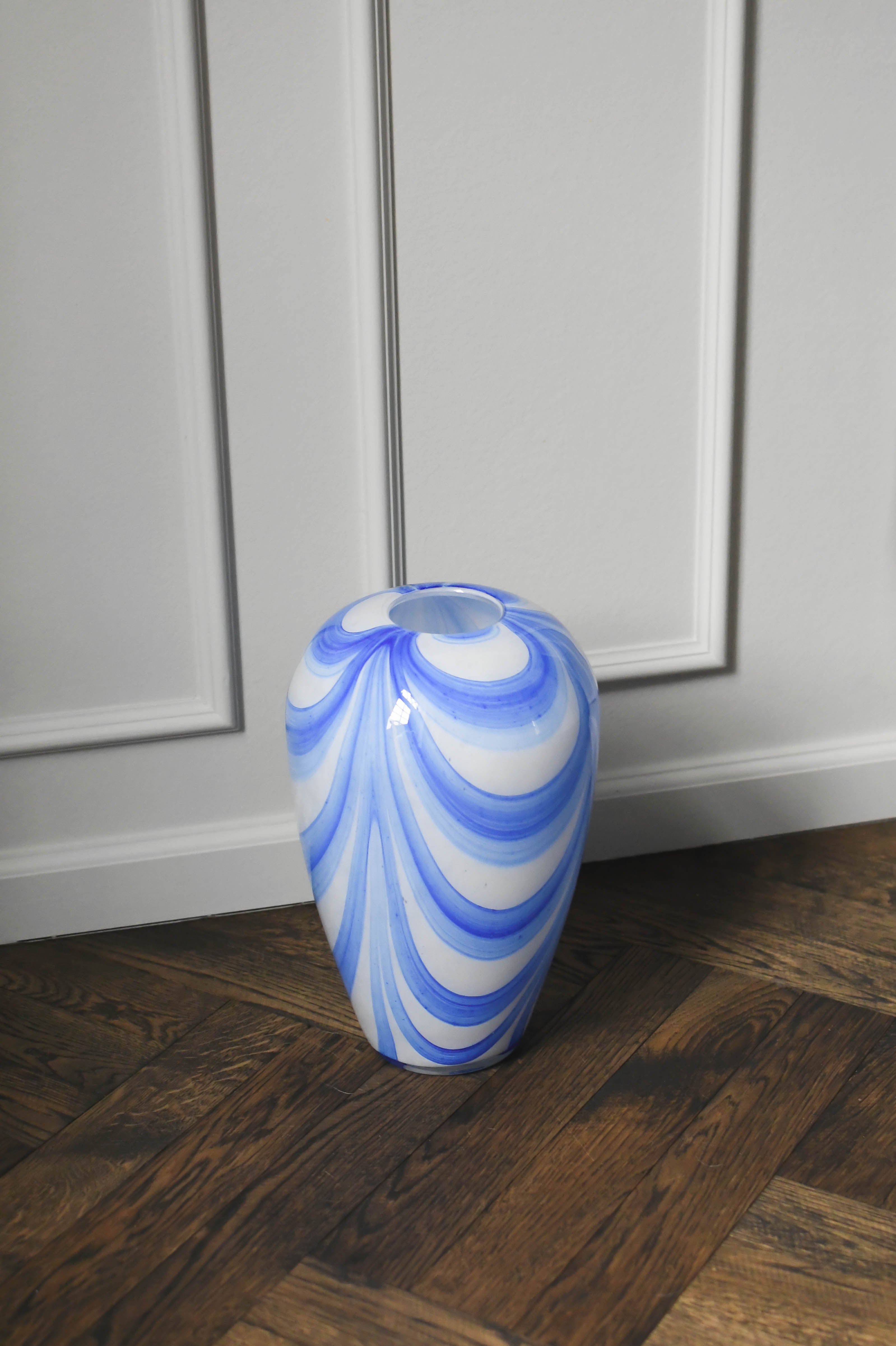 Vase med brede striber, blå/hvid - H32,5 cm.